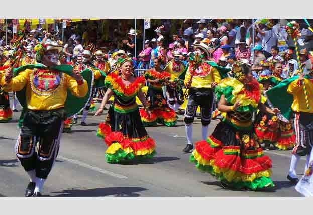 Barranquilla women brings color to festivities